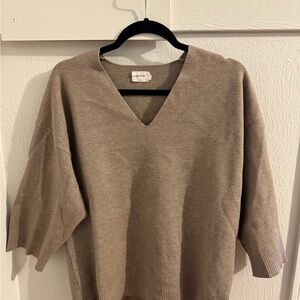Wilfred v-Neck Tan Sweater